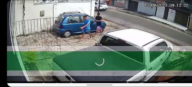 Dupla assalta padaria e foge em carro de placa fria em Maceió