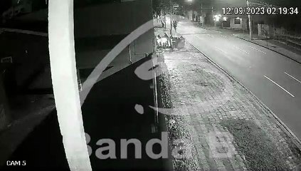 Câmeras flagram vigilantes colocando fogo em caçamba e assustando moradores nas Mercês