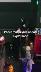 'La monja' sorprende a usuarios al aparecer trabajando como personal de limpieza.