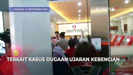 Momen Rocky Gerung Didampingi Polisi saat Tiba di Bareskrim Polri