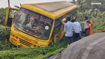 కోనసీమ జిల్లా: కొబ్బరితోటలోకి దూసుకెళ్లిన కళాశాల బస్సు