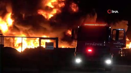 Bursa’da soğuk hava deposunda çıkan yangında alevler geceyi aydınlattı