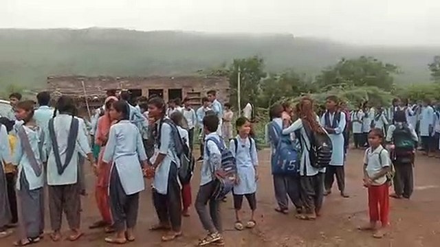 Video : शिक्षकों की कमी व लेटलतीफी से नाराज विद्याथियों ने किया हाइवे जाम, विद्यालय गेट पर जड़ा ताला