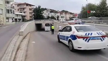 Midibüsün sürücüsü havalandırmayı hesap edemeyince alt geçide sıkıştı