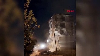 Deprem hasarlı bina iş makinesinin üzerine çöktü