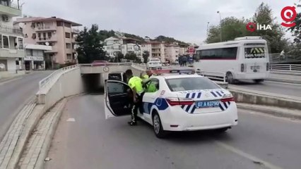 Midibüsün sürücüsü havalandırmayı hesap edemeyince alt geçide sıkıştı