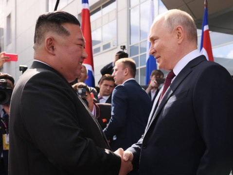 Froh, ihn zu sehen : Putin begrüßt Kim Jong Un am Weltraumbahnhof