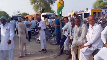 युवक की मौत पर गुस्साए ग्रामीण, शव को रख कर लगाया जाम