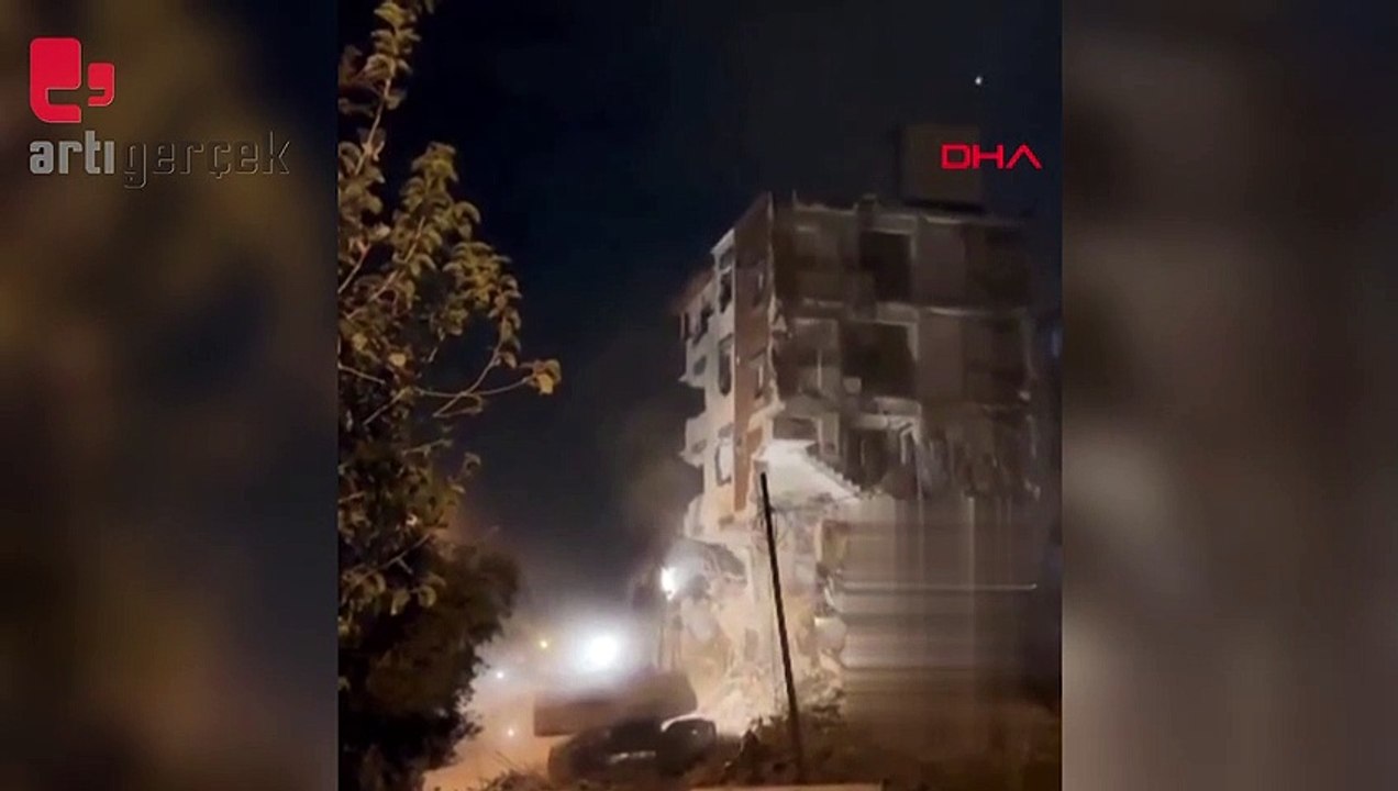 Ağır hasarlı bina, yıkım sırasında iş makinesinin üzerine çöktü: Operatör yaralandı
