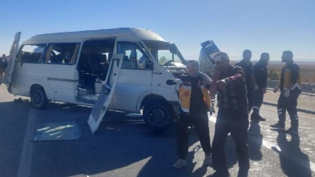 Lastiği patlayan minibüs devrildi 1 ölü ,11 yaralı