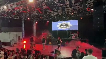 Bir anda sahneye çıktılar! Polisten konsere damga vuran anlar