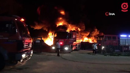 Bursa'da soğuk hava deposunda çıkan yangında alevler geceyi aydınlattı