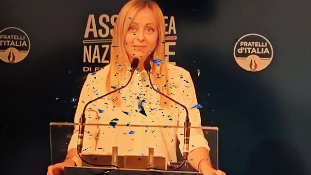 Piccola gag delle Meloni che saluta con la destra ma poi si corregge con la sinistra (VIDEO)