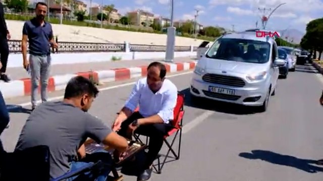 Düğün konvoyunun önünü keserek damatla tavla oynayıp bahşiş aldılar