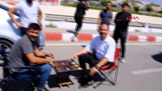 Düğün Konvoyunu Durduran Damadın Arkadaşları Tavla Oynadı