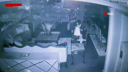Sel felaketinde araç mobilya mağazasına böyle girdi