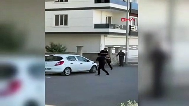 MARDİN-GÜVENLİK KORUCUSU EV SAHİBİ İLE YAKINLARI, KİRACI POLİSİ DÖVÜP SİLAHINI GASBETTİ