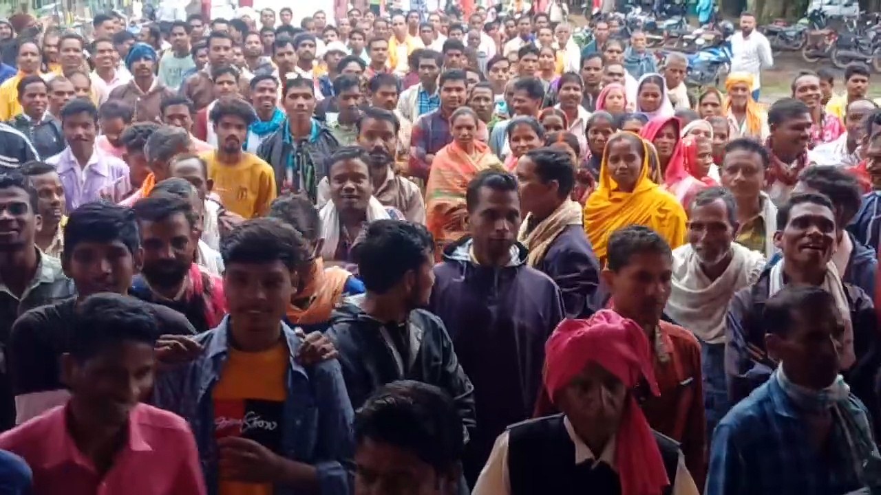सामुदायिक वनाधिकार पट्टा की मांग को लेकर बड़ी संख्या में कलेक्ट्रेट पहुंचे ग्रामीण, देखें वीडियो