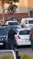 下载视频: Car Engulfed in Flames at Cardinia Road Station Carpark