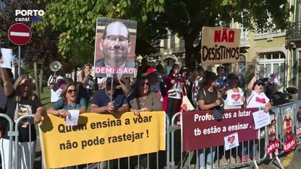 Dezenas de professores recebem António Costa e ministro em protesto no Porto