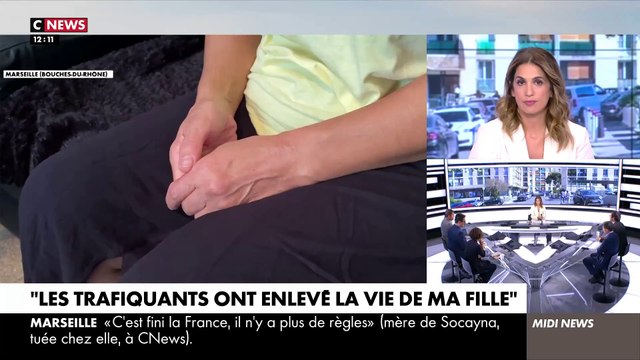 En larmes, la mère de Socayna, 24 ans, tuée par une balle perdue à Marseille, témoigne: J’ai vu ma fille à terre dans une rivière de sang. Elle est partie, elle m'a laissée - Regardez