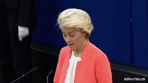 La commissaria Ue lavora a maglia mentre parla Von der Leyen