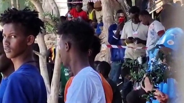 Barcone di migranti si rovescia, annega un neonato