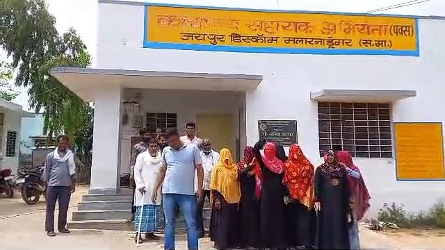 ट्रांसफार्मर जलने से अंधेरे में रहने को मजबूर ग्रामीण