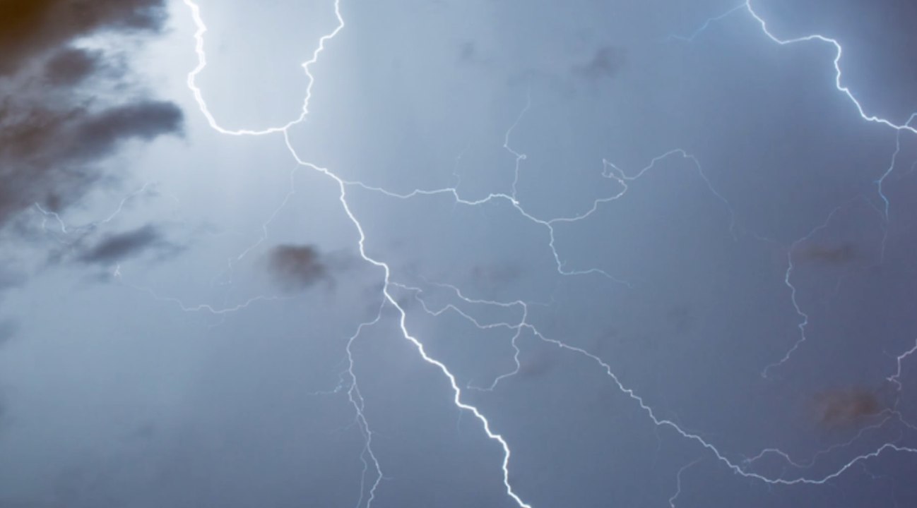 Rollerfahrer wird von blitz getroffen und stirbt