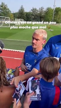 Griezmann chambre Giroud devant les supporters de l'équipe de France et c'est très drôle