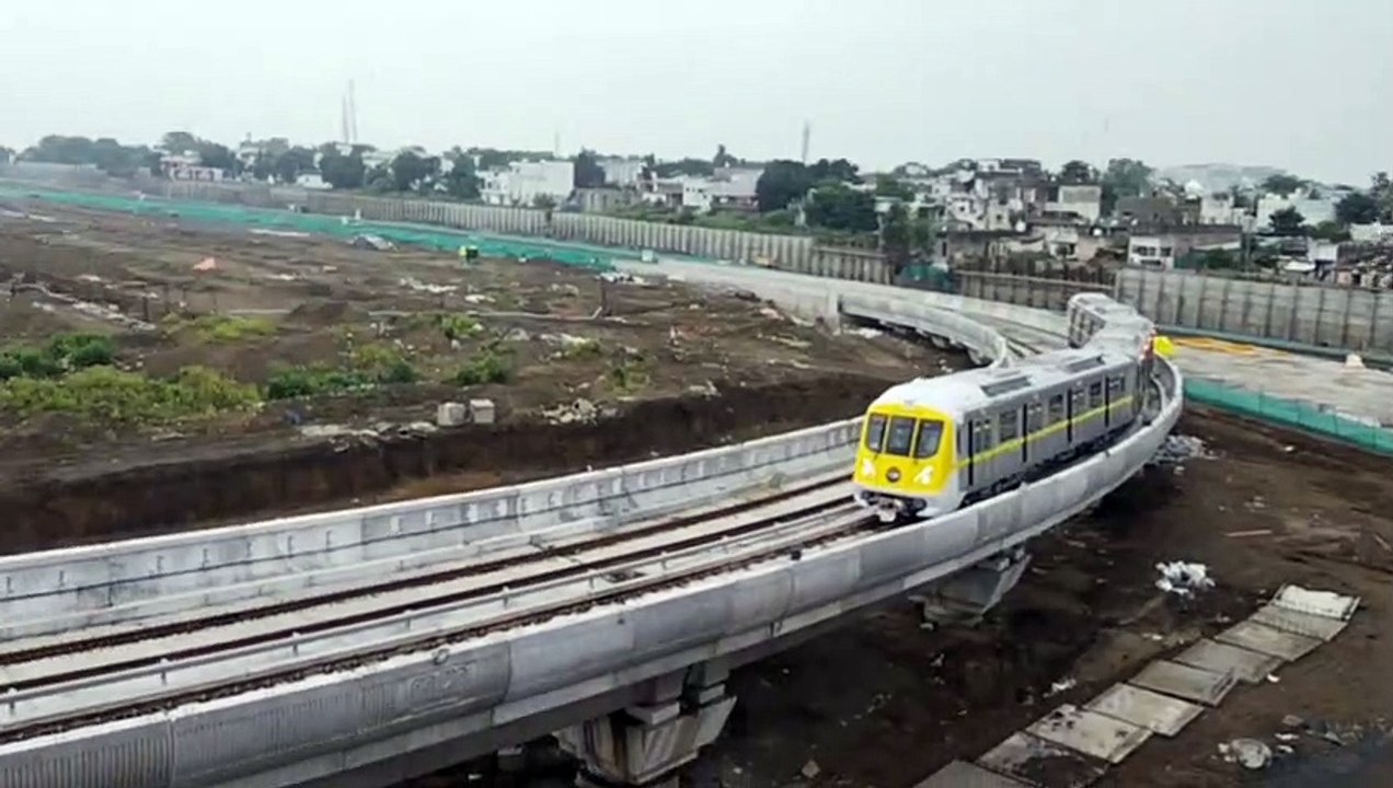 ट्रैक पर मेट्रो ट्रेन का हुआ ट्रायल