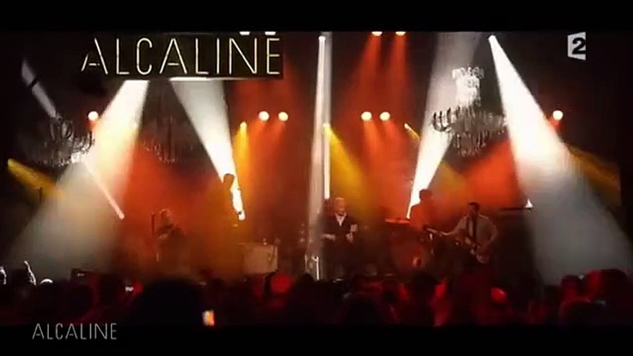 Louise Attaque chante "Ton invitation" en live