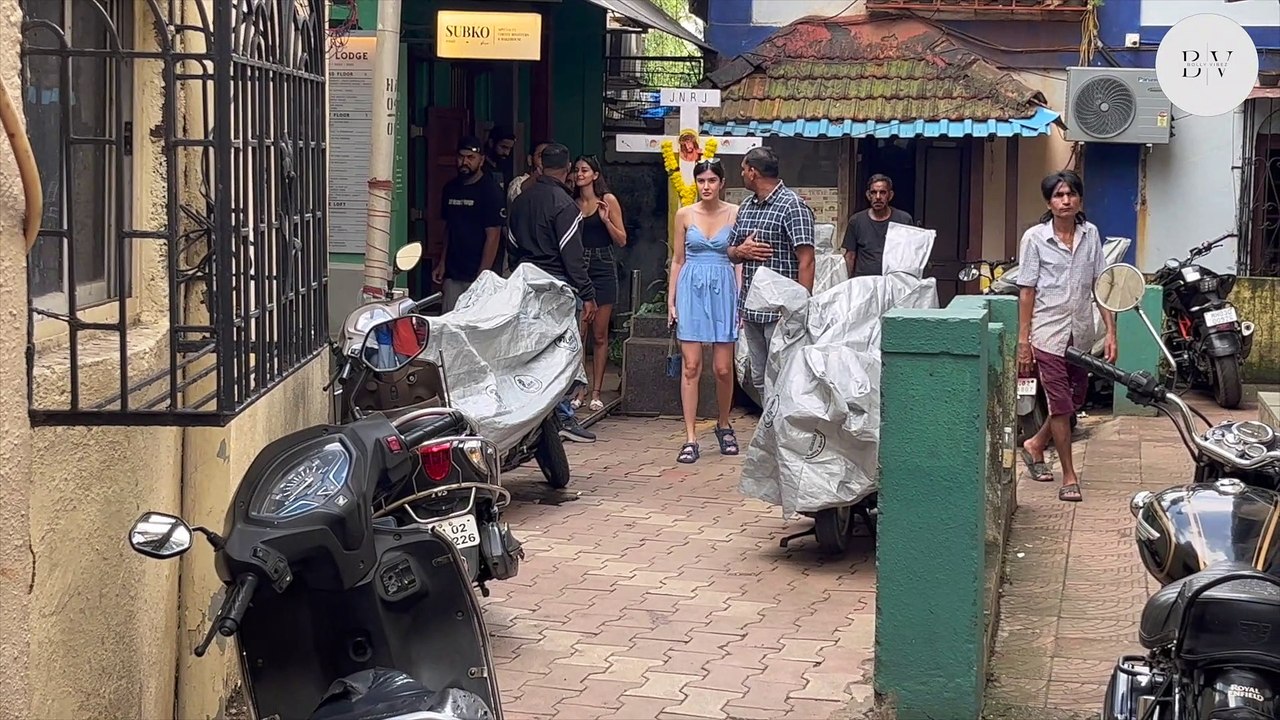 Star Trio Alert: Suhana, Ananya, and Shanaya's Cafe Hangout in Bandra