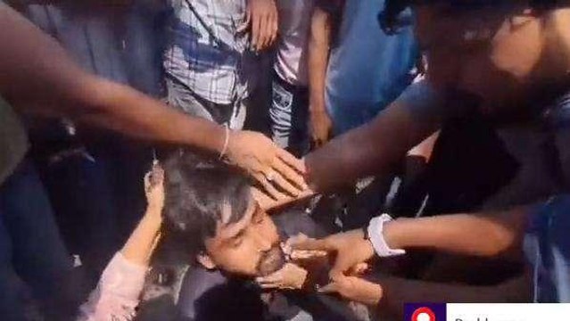 स्कूल जाती छात्रा से छेड़खानी: लड़की ने पकड़कर बीच सड़क खूब धोया, फिर किया ऐसा हाल