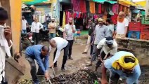 कर्मचारियों ने नहीं उठाई झाड़ू, मजदूर लगाकर कराई सफाई