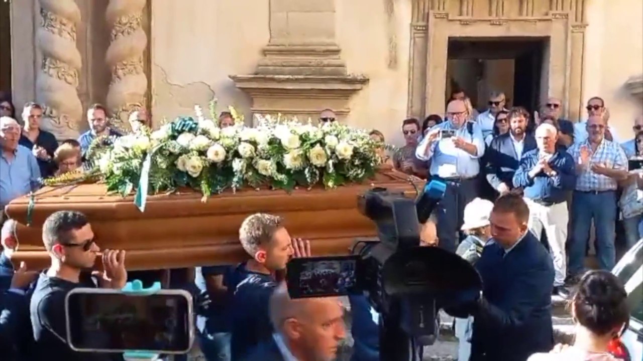 L'ultimo saluto a Marisa Leo, folla commossa ai funerali a Salemi
