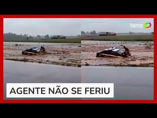 Chuvas no RS: viatura da PRF é arrastada por correnteza com policial no capô na BR-116