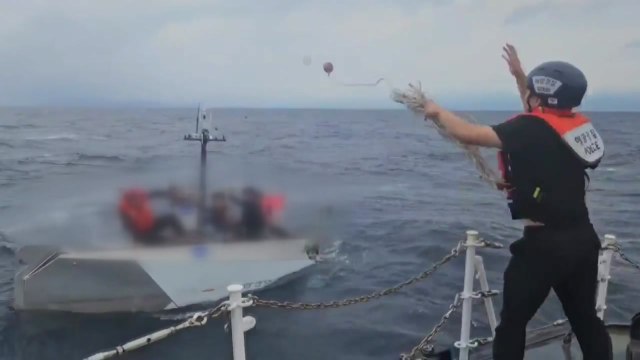 울진 후포항 앞바다서 소형 어선 침수...선원 4명 전원 구조 / YTN