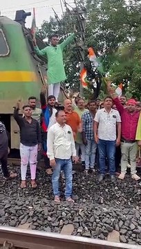 छत्तीसगढ़ में कोटा से हुई रेल रोको आंदोलन की शुरुआत, बिलासपुर में सुरक्षा घेरा तोड़कर घुसे कांग्रेसियों ने पटरी पर लेटकर किया प्रदर्शन