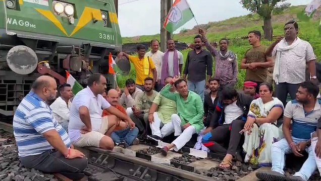 छत्तीसगढ़ में कोटा से हुई रेल रोको आंदोलन की शुरुआत, बिलासपुर में सुरक्षा घेरा तोड़कर घुसे कांग्रेसियों ने पटरी पर लेटकर किया प्रदर्शन