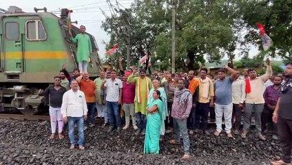 Télécharger la video: छत्तीसगढ़ में कोटा से हुई रेल रोको आंदोलन की शुरुआत, बिलासपुर में सुरक्षा घेरा तोड़कर घुसे कांग्रेसियों ने पटरी पर लेटकर किया प्रदर्शन