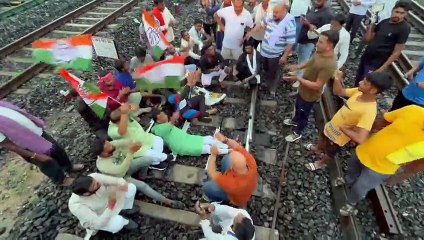 Descargar video: छत्तीसगढ़ में कोटा से हुई रेल रोको आंदोलन की शुरुआत, बिलासपुर में सुरक्षा घेरा तोड़कर घुसे कांग्रेसियों ने पटरी पर लेटकर किया प्रदर्शन