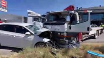 Vinç kamyoneti ile otomobilin kafa kafaya çarpıştığı feci kaza kamerada