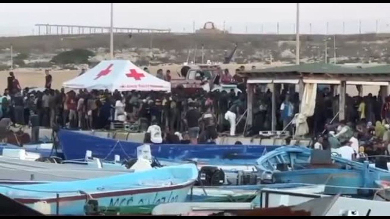 Lampedusa nel caos, tensione tra forze dell'ordine e migranti sul molo