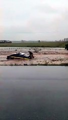 Enxurrada no RS arrasta viatura da PRF com policial no capô