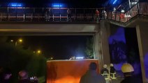 Düzce'de Polis Ekipleri Genç Bir Kişiyi İkna Ederek Yaya Köprüsünden İndirdi