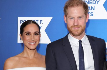 下载视频: The Duke and Duchess of Sussex packed on the PDA as they cheered along with fans at the Invictus Games in Germany