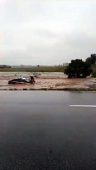 Viatura da PRF é arrastada pela água em estrada durante chuva