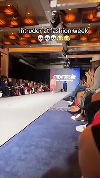 Influencer sorprende al aparecer vestido con una bolsa de basura en pasarela de moda.