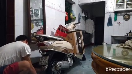 Tranh thủ làm trong những lúc nhà bị ngập nước